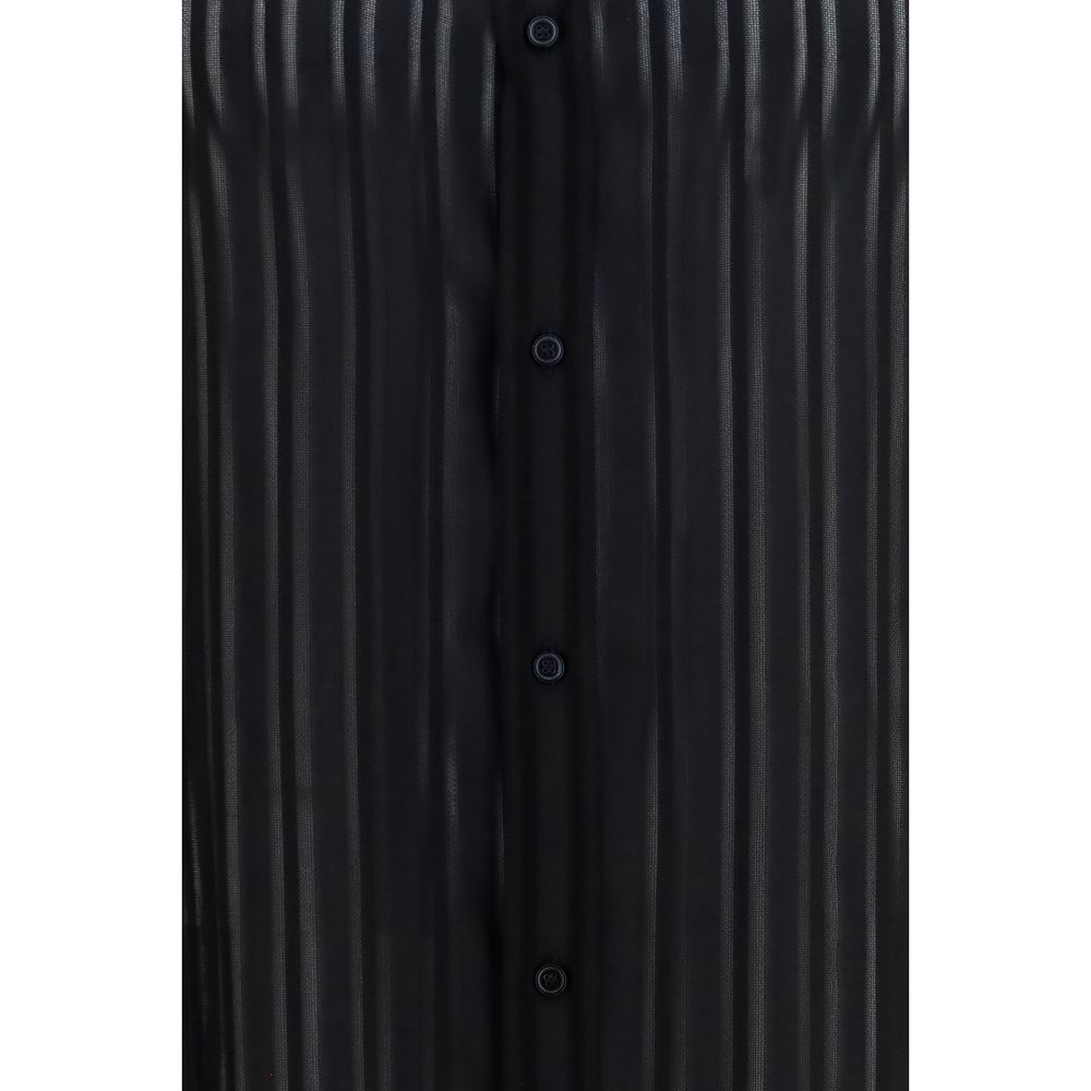 Chemise en soie noire Gucci pour femme, détail élégant, col classique, tissu fluide et finition soignée visible sur l'image.