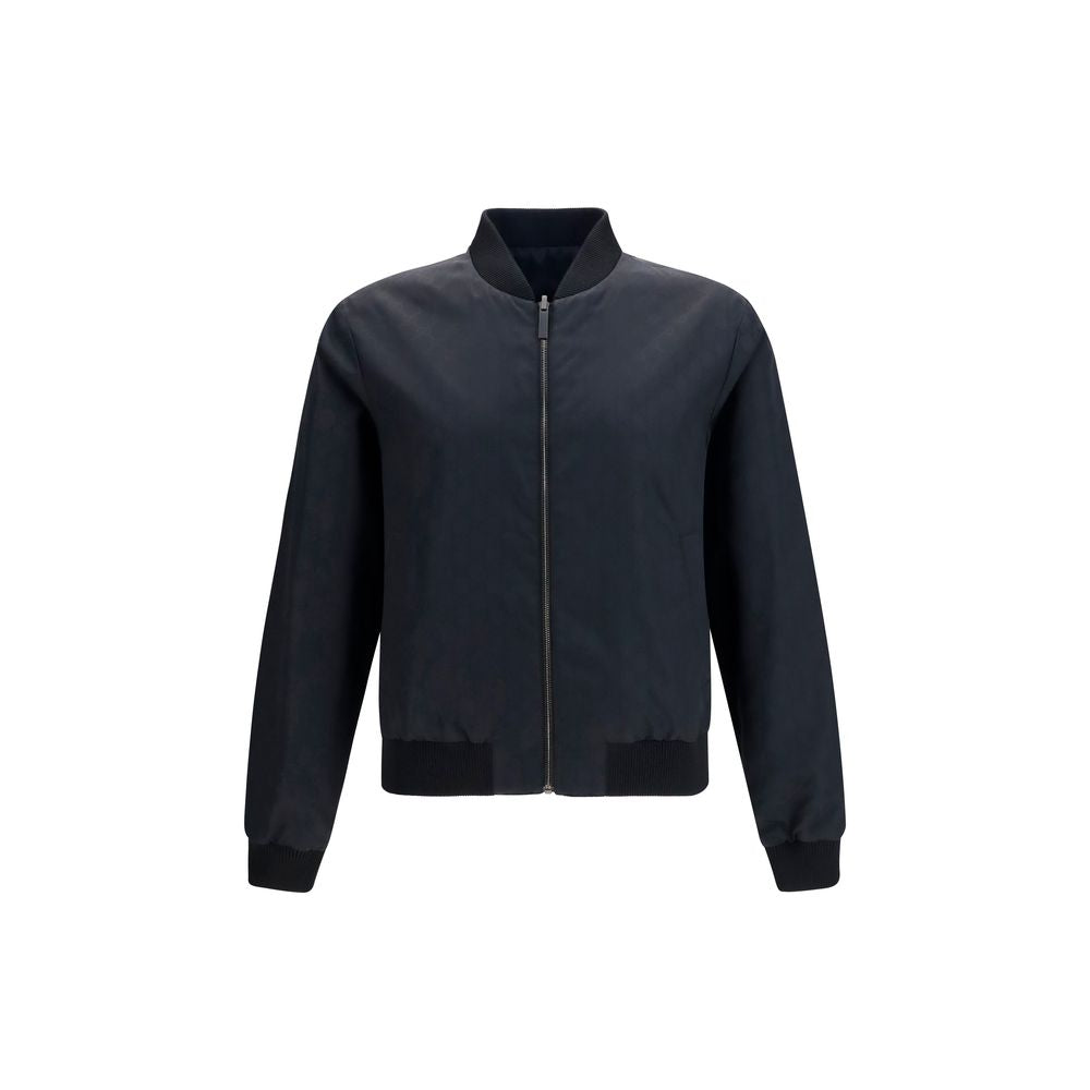Veste bomber noire en polyamide de Gucci, visible avec détails de design moderne et logo Gucci sur la poitrine.