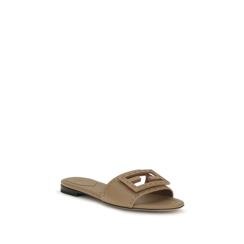 Sandales plates Fendi en cuir de veau beige Bos Taurus, élégantes et confortables pour un style sophistiqué.