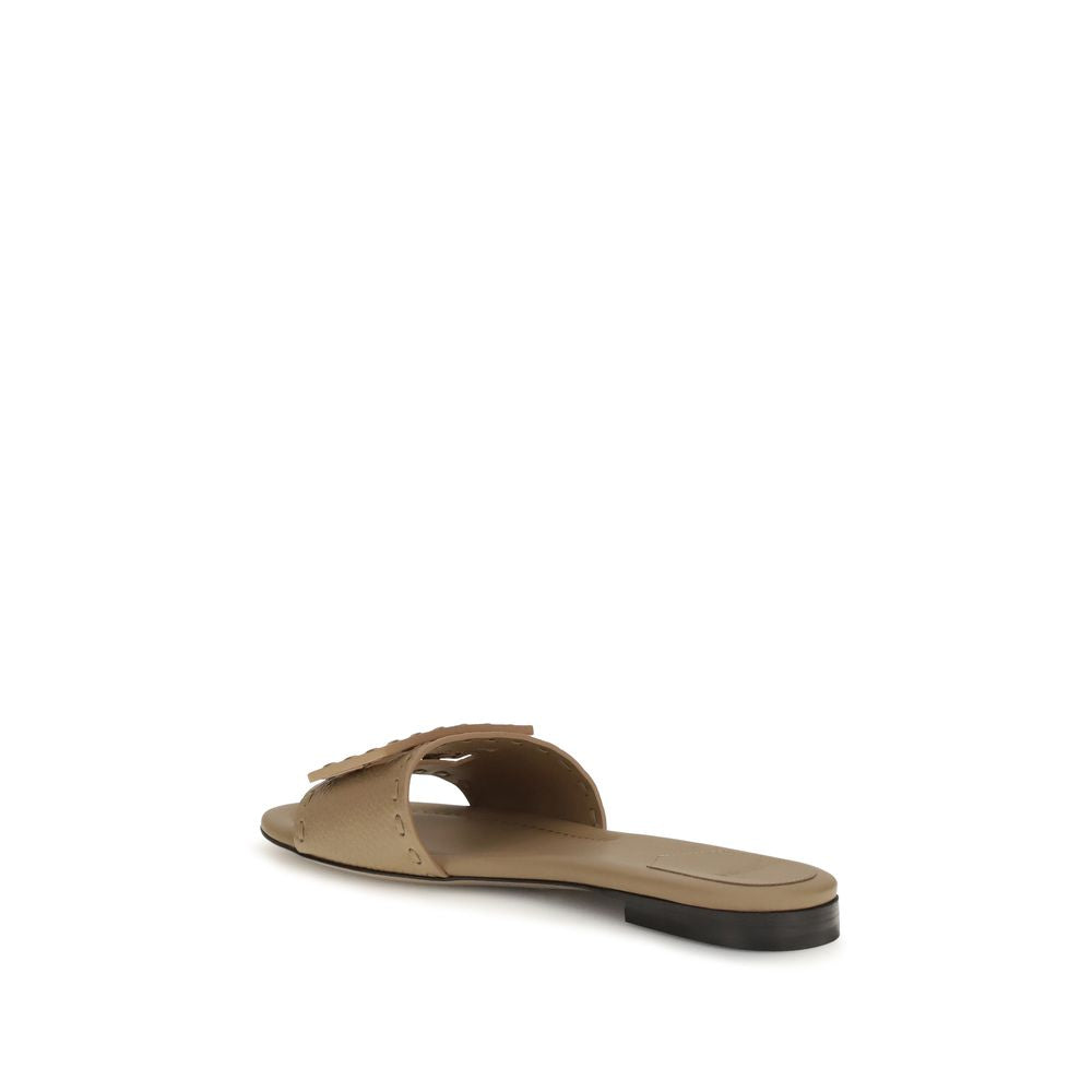 Sandales plates Fendi en cuir de veau beige, modèle Bos Taurus, avec semelles confortables et design élégant.