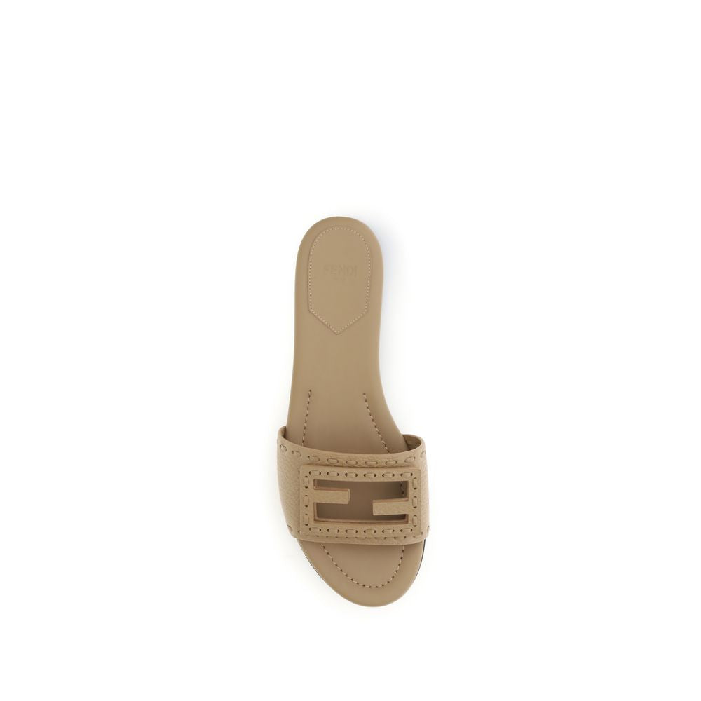 Sandales plates en cuir de veau beige de Fendi, modèle Bos Taurus, chaussures élégantes pour femme.