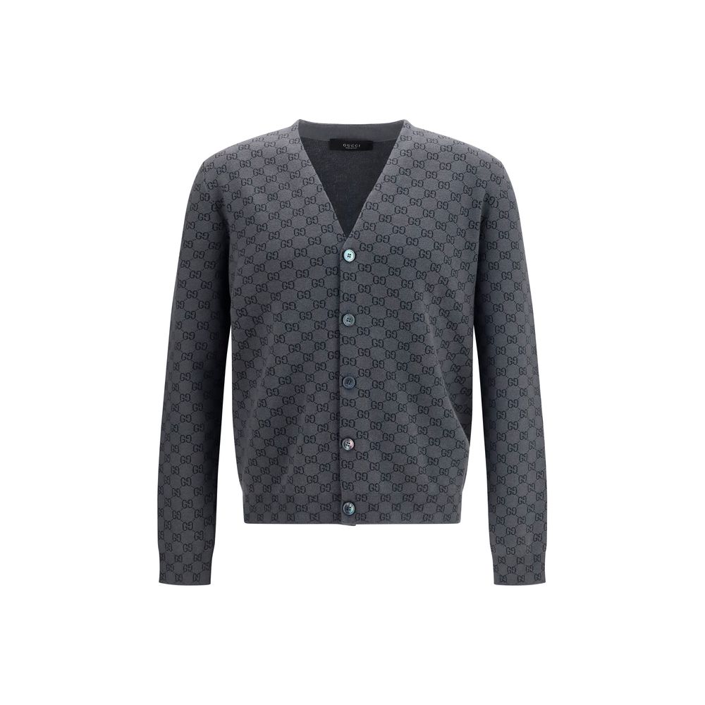Cardigan en laine grise Gucci Oves Aries porté par un mannequin, détails du tricot et logo Gucci visibles.