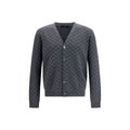 Cardigan en laine grise Gucci Oves Aries porté par un mannequin, détails du tricot et logo Gucci visibles.