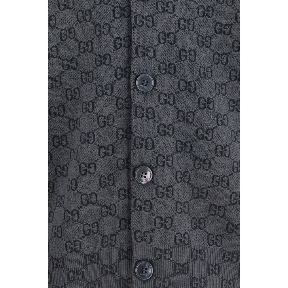 Cardigan en laine grise Gucci Oves Aries porté par un mannequin, détails du tricot et logo Gucci visible.