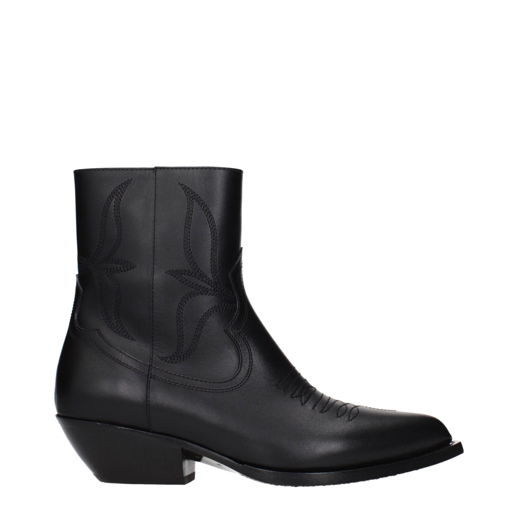 Bottes ankle en cuir noir de Celine, style élégant, avec talon et fermeture éclair sur le côté, pour un look sophistiqué.