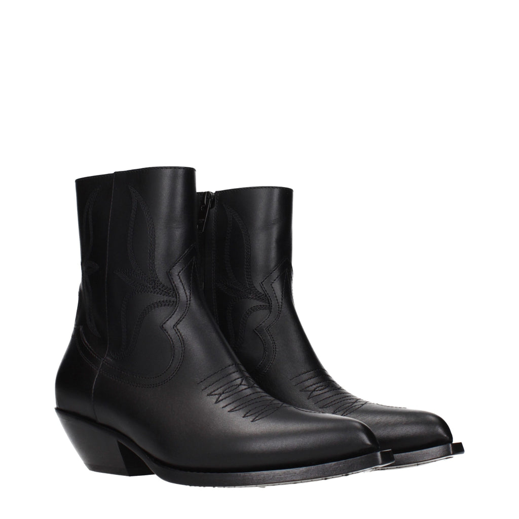 Bottines en cuir noir de Celine pour femme, avec talon moyen et design élégant, visibles en gros plan.