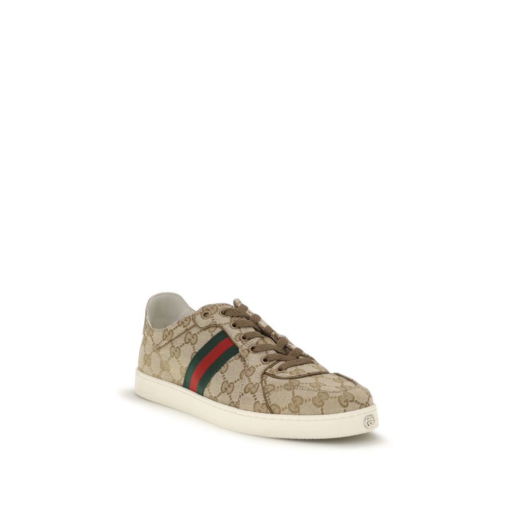 Chaussures de sport Gucci beige en tissu, baskets athlétiques avec semelle blanche et détails élégants.