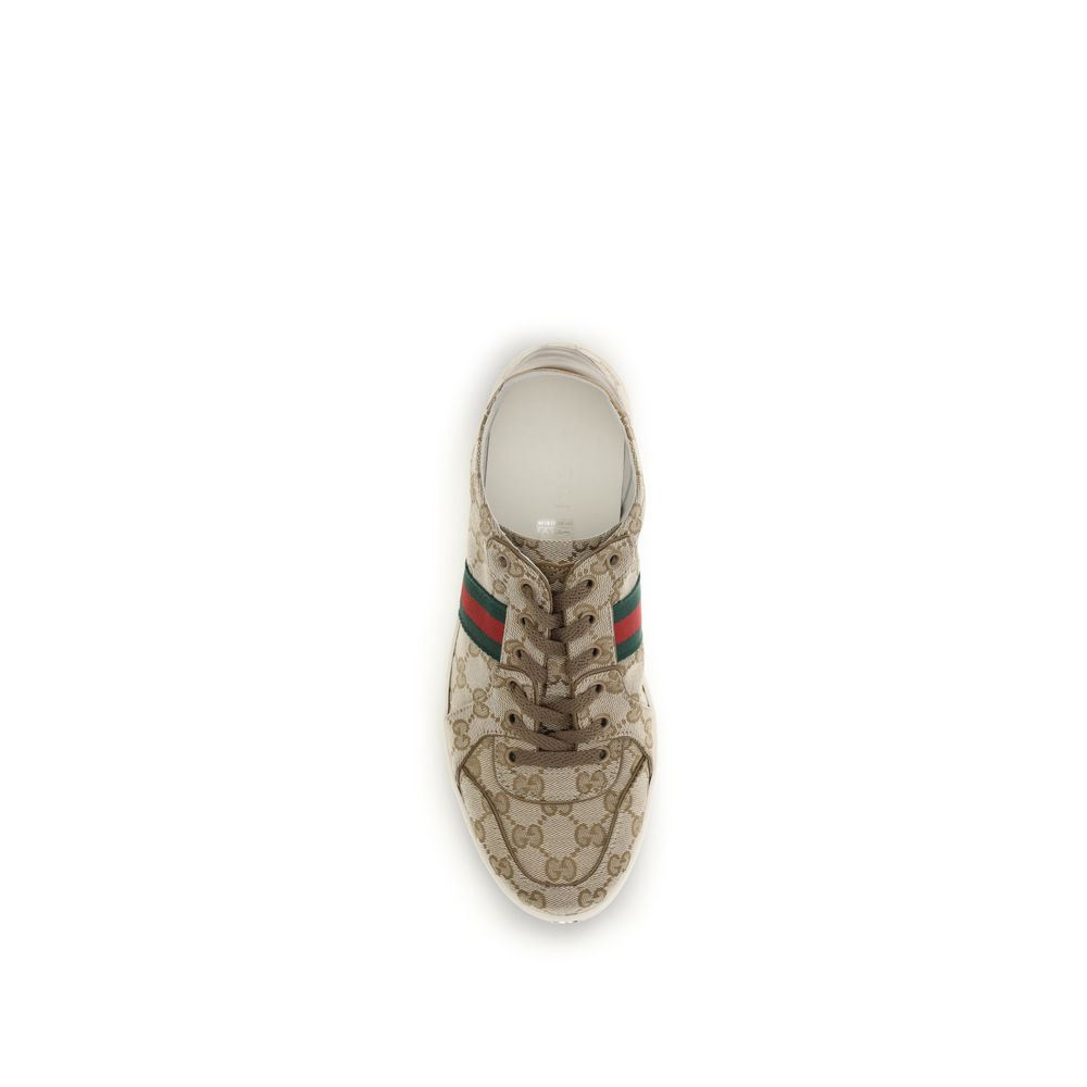 Baskettes sport en tissu beige de Gucci, avec semelles blanches et détails en cuir, style athletic et tendance.