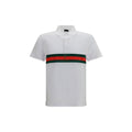 Chemise polo en coton blanc Gucci, vue rapprochée montrant le col, les boutons et le logo discret sur la poitrine.