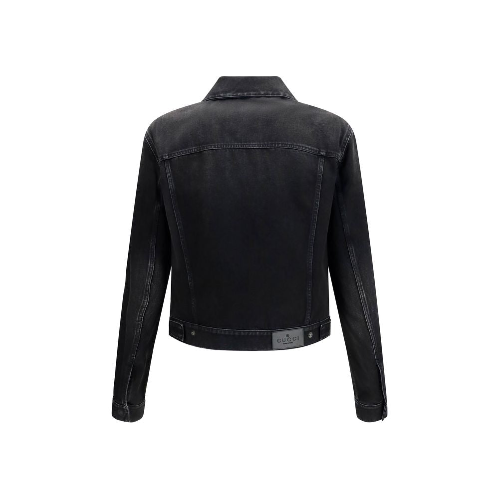 Veste en jean en coton bleu de Gucci avec détails classiques, portée sur un mannequin.