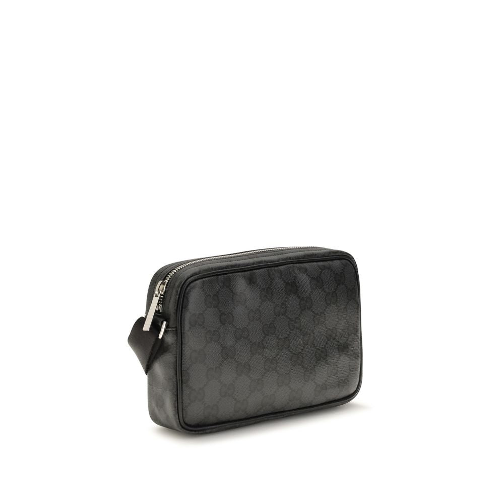 Sac à bandoulière Gucci en coton noir, avec détails élégants et logo de la marque visible.