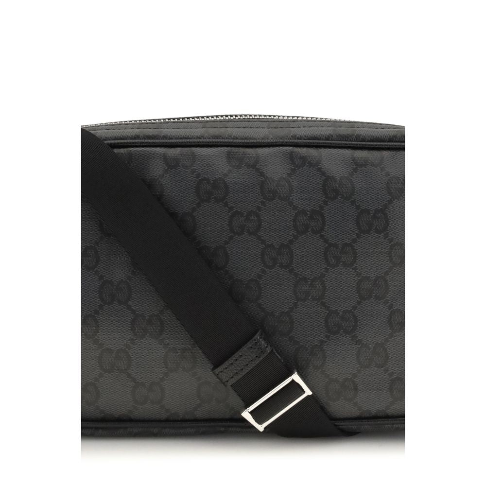 Sac à bandoulière Gucci noir en coton, avec détails élégants et logo de la marque visible sur l’avant.