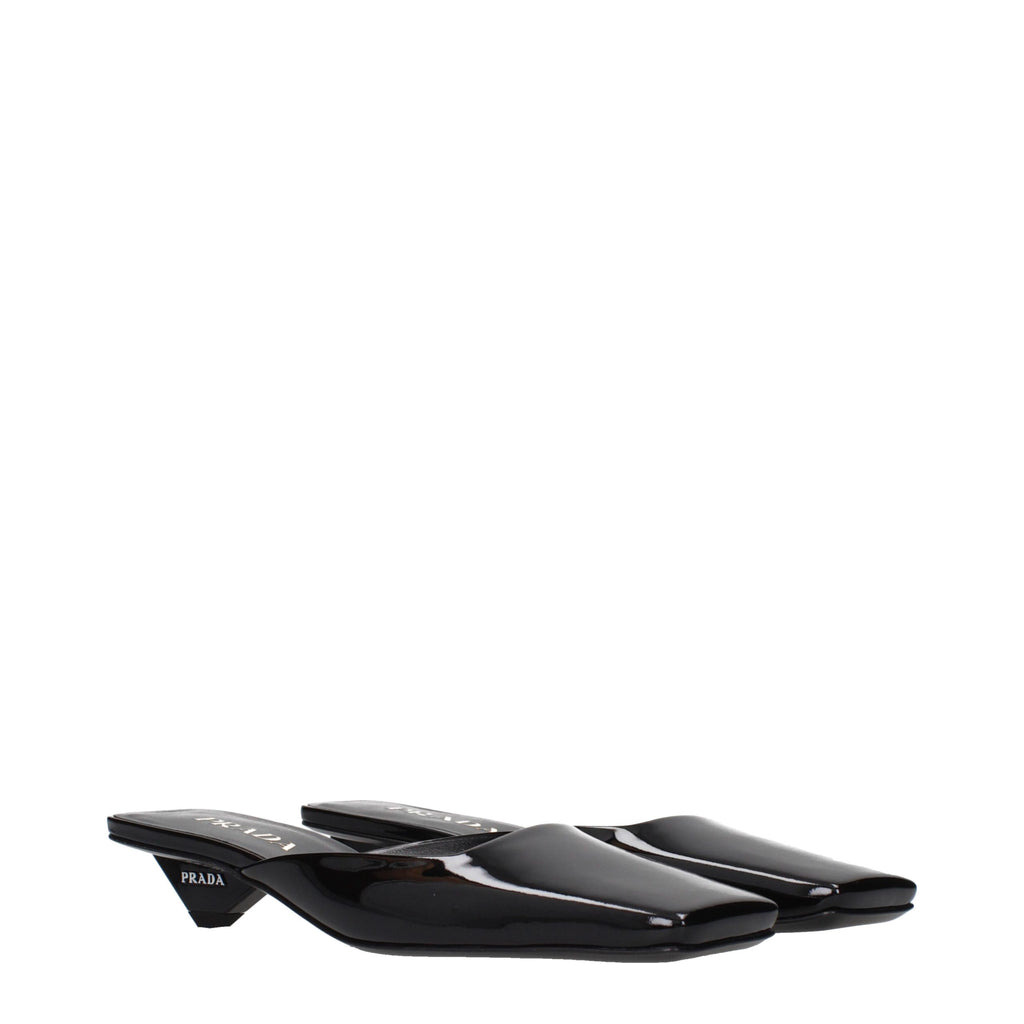 Sandales plates en cuir noir de Prada, élégantes et confortables, avec détails en cuir lisse et design minimaliste.