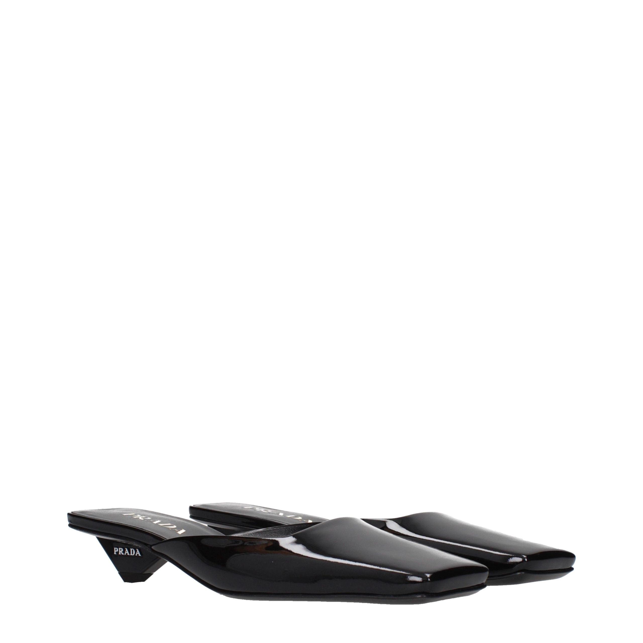 Sandales plates en cuir noir de Prada, élégantes et confortables, avec détails en cuir lisse et design minimaliste.