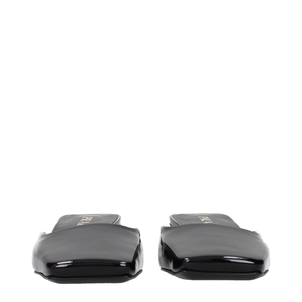 Sandales plates en cuir noir de Prada, élégantes et confortables, avec semelle en cuir et design minimaliste.
