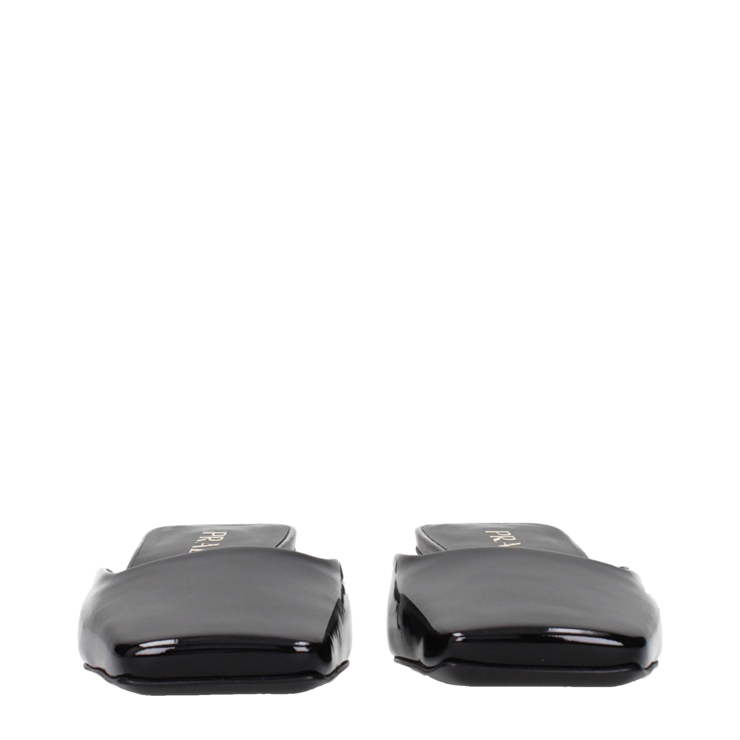 Sandales plates en cuir noir de Prada, élégantes et confortables, avec semelle en cuir et design minimaliste.