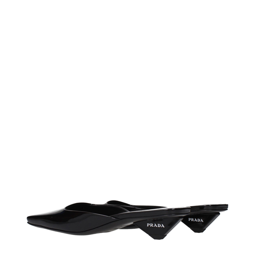 Sandales plates en cuir noir de Prada, élégantes et confortables, avec finition soignée et design minimaliste.