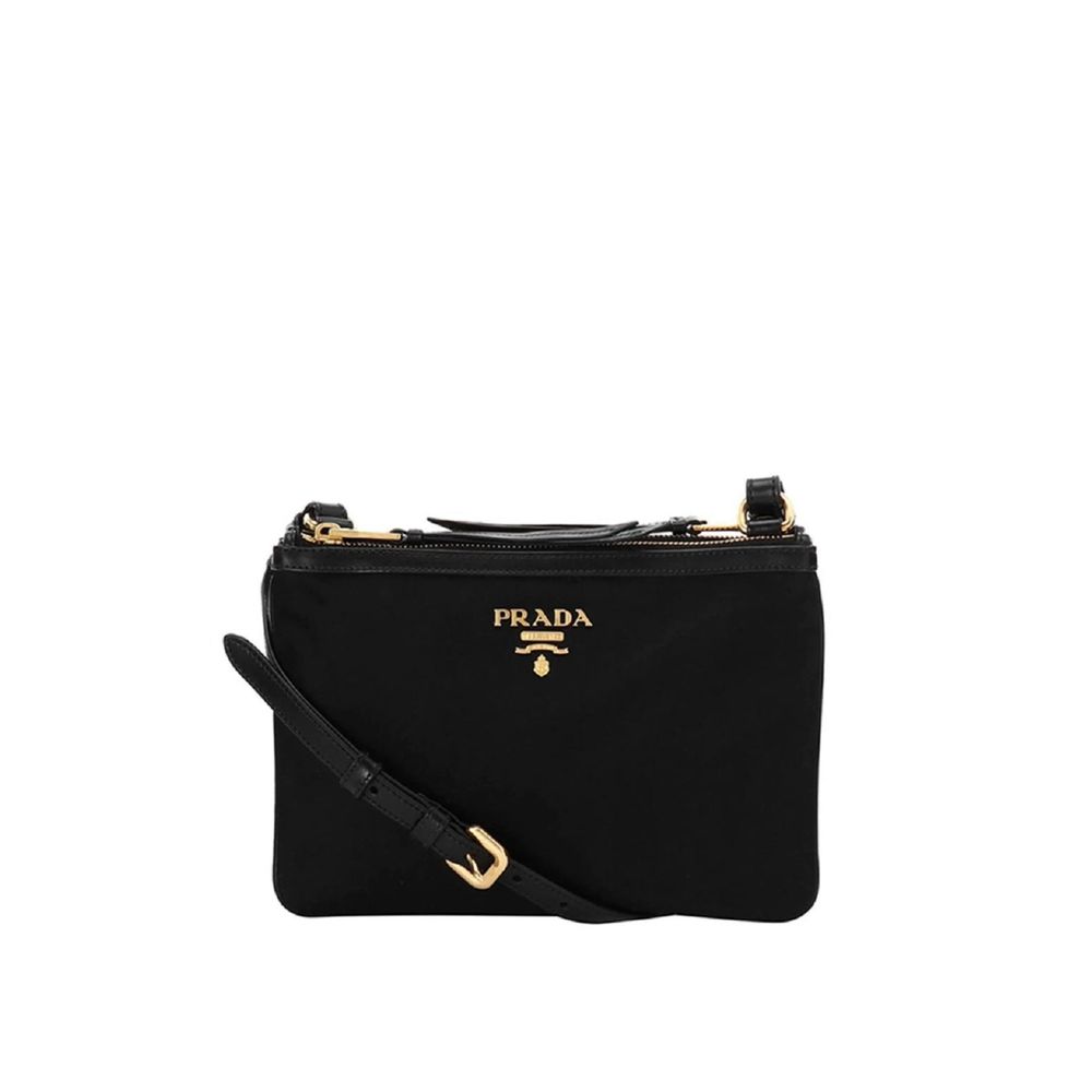 Sac à bandoulière en nylon noir Prada, design élégant avec logo Prada, porté sur l'épaule ou croisé.