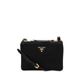 Sac à bandoulière en nylon noir Prada, design élégant avec logo Prada, porté sur l'épaule ou croisé.