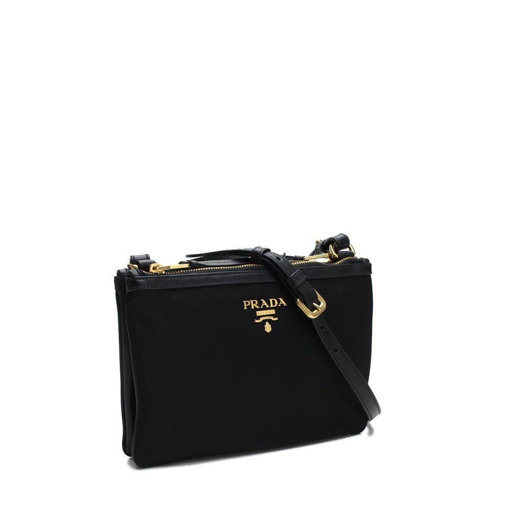 Sac à bandoulière en nylon noir Prada, élégant et pratique, avec le logo Prada visible sur le devant.