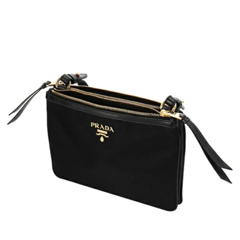 Sac à bandoulière en nylon noir Prada, élégant et pratique, avec détails de marque visibles.