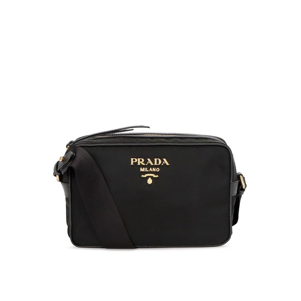 Sac à bandoulière noir en nylon Prada, vue en gros plan avec détails du design et de la texture du tissu.