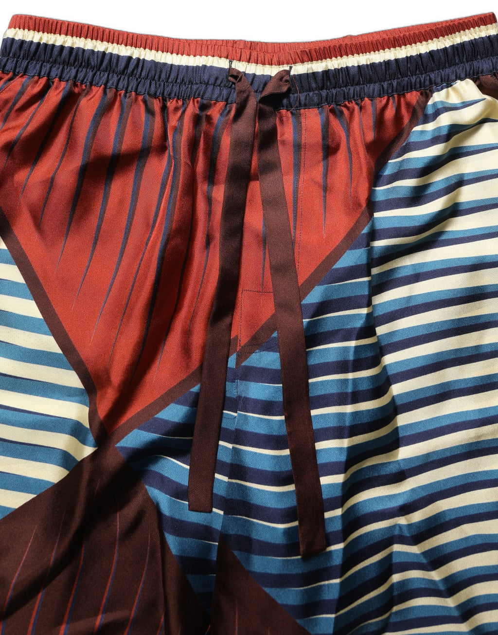 Shorts bermuda pour homme Dolce & Gabbana en soie multicolore à motifs géométriques, élégants et confortables.