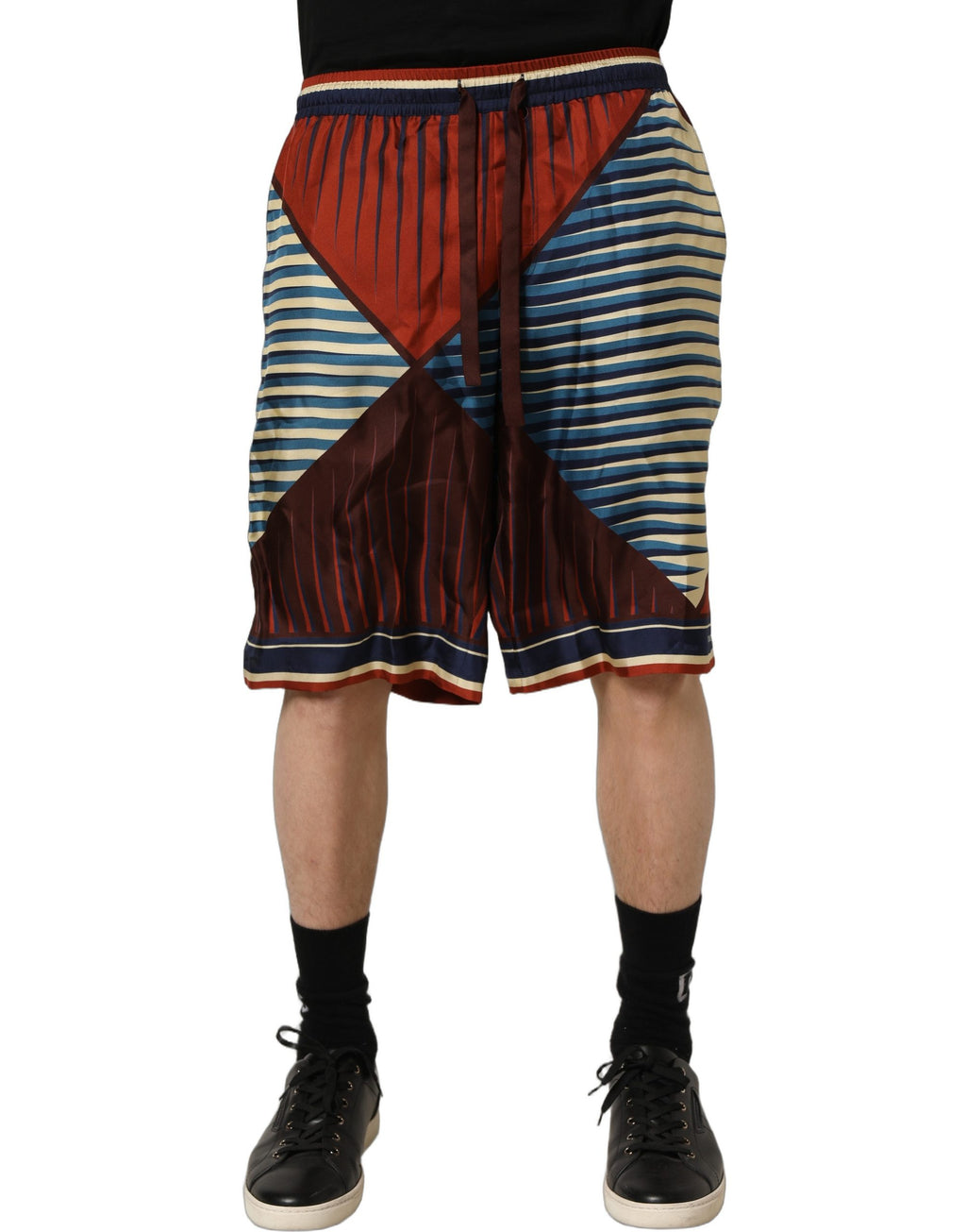 Shorts bermuda pour homme Dolce & Gabbana en soie multicolore avec motifs géométriques, élégants et confortables.