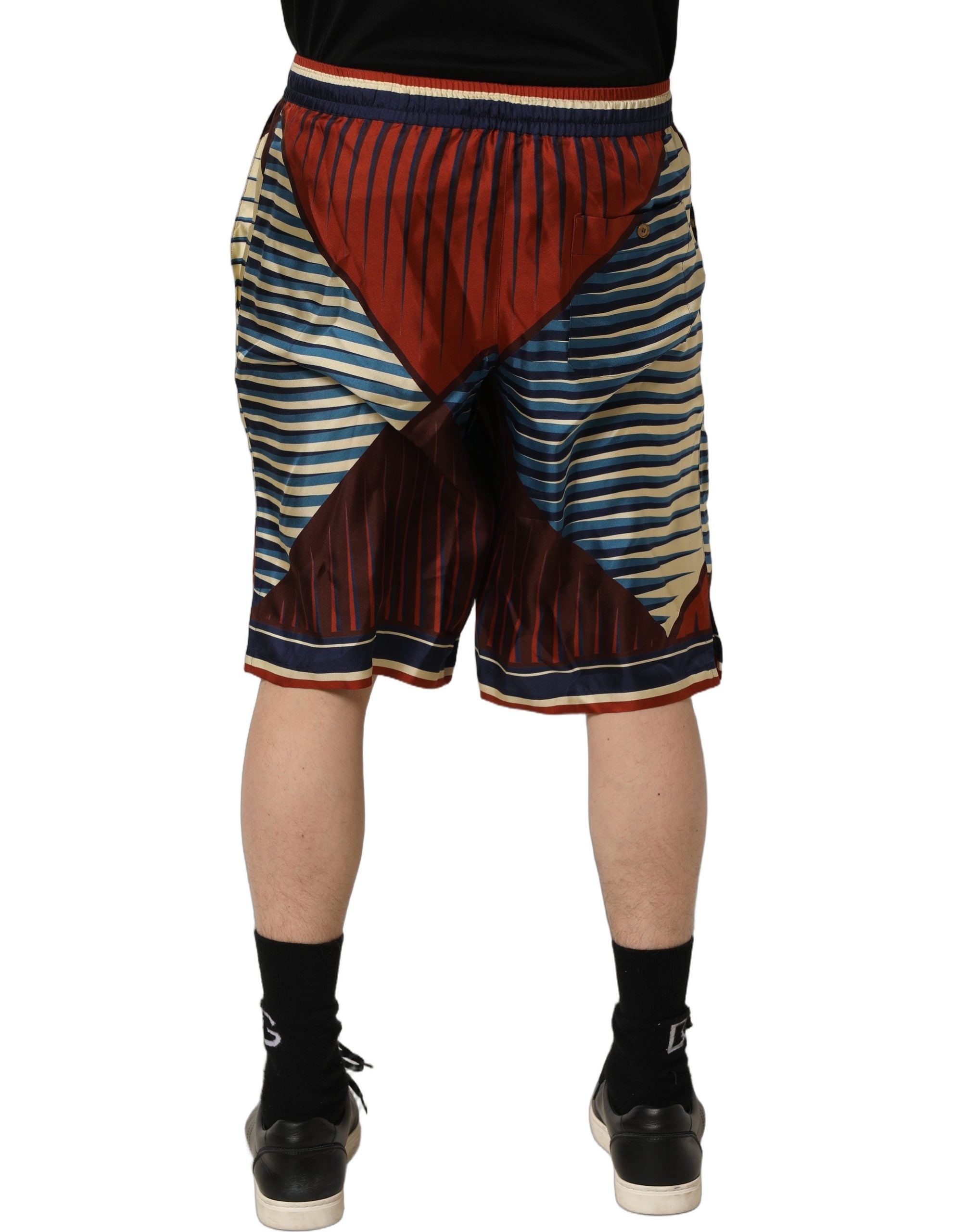 Shorts bermuda pour homme en soie multicolore avec motif géométrique de Dolce & Gabbana, style élégant et vibrant.