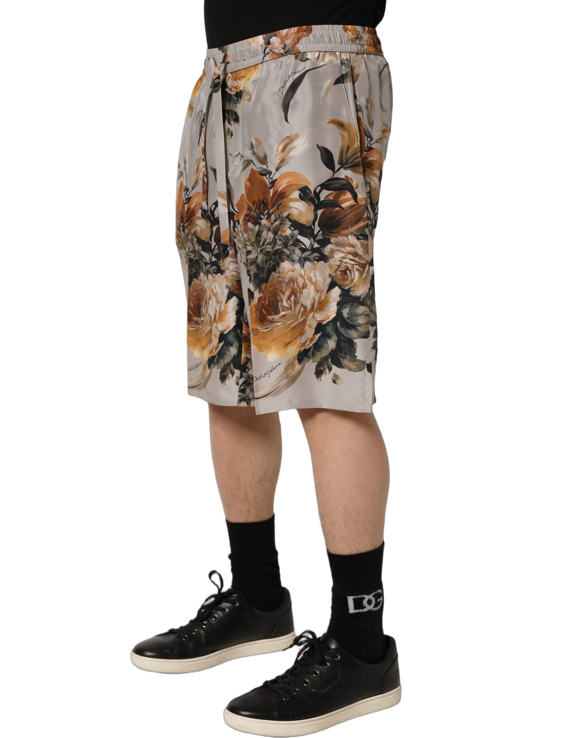 Shorts bermuda en soie beige à imprimé floral pour homme de Dolce & Gabbana, détails élégants et tissu léger.