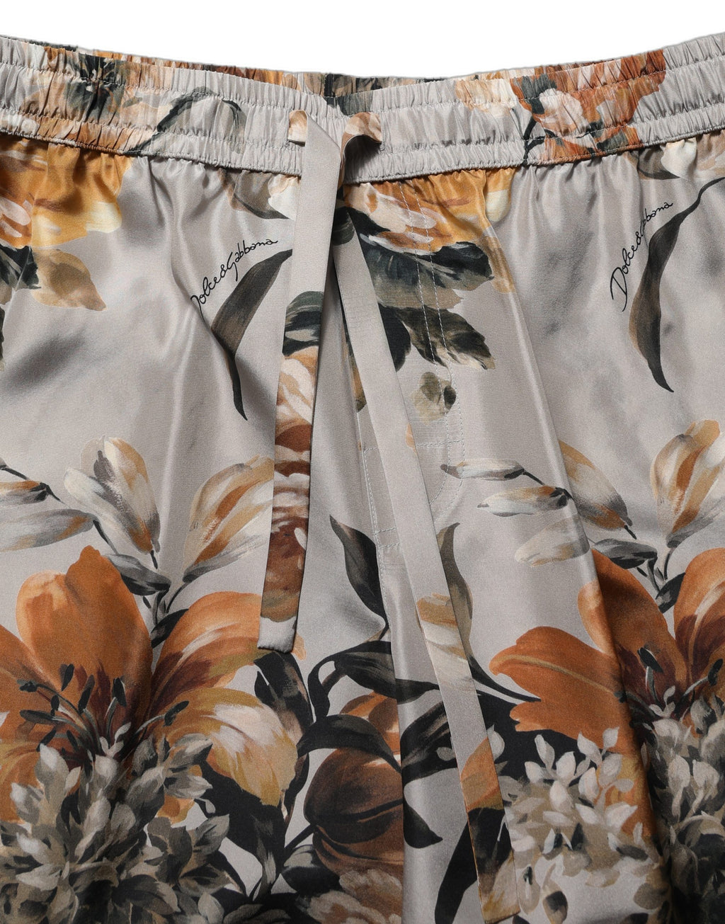 Shorts bermuda pour homme en soie Dolce & Gabbana beige avec imprimé floral, élégants et confortables.
