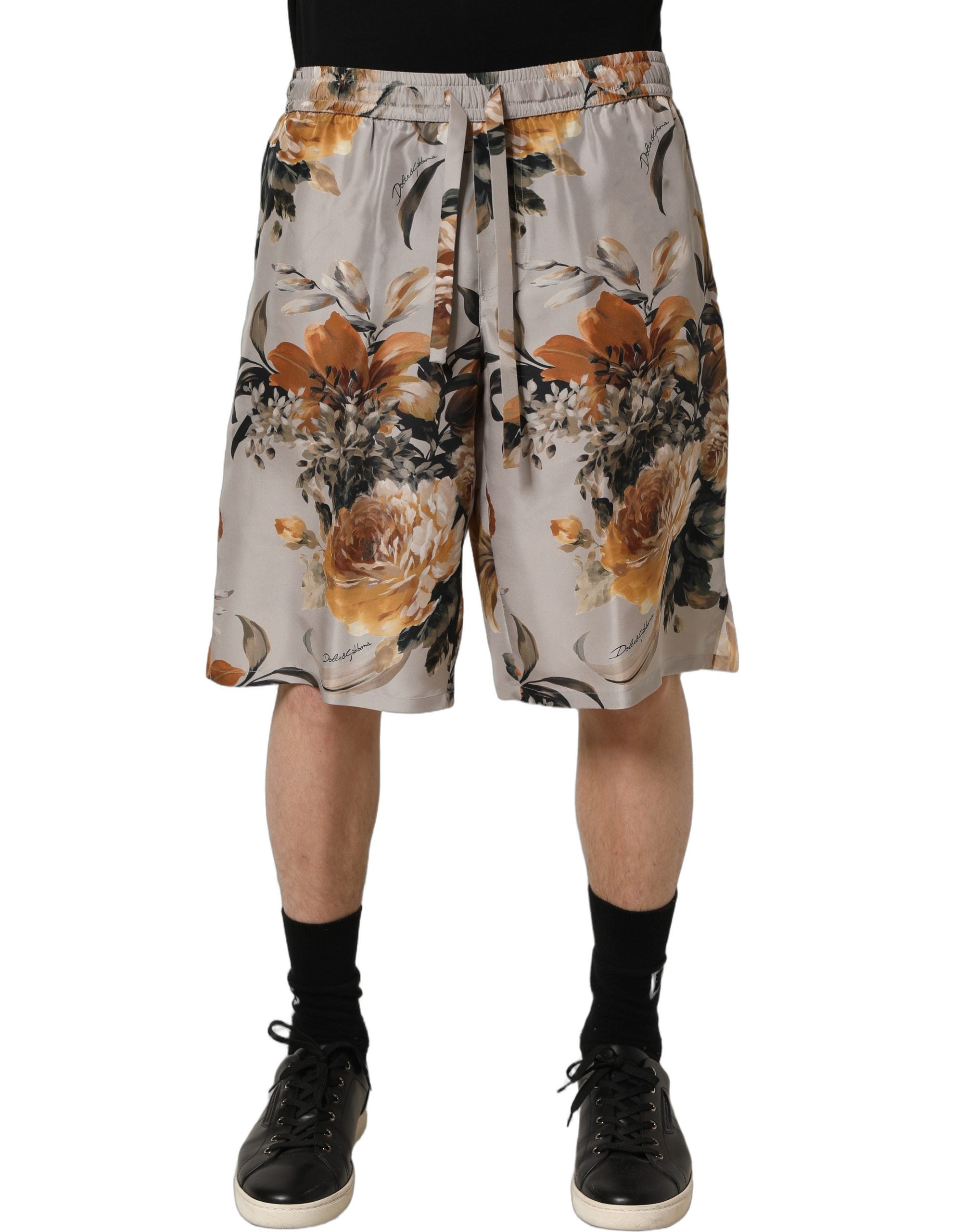 Shorts bermuda en soie beige à fleurs pour homme de Dolce & Gabbana, motif floral élégant et tissu léger.