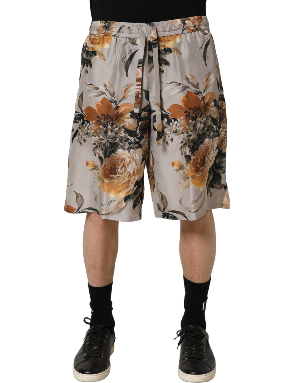 Shorts bermuda en soie beige à motif floral Dolce & Gabbana pour homme, avec design élégant et confortable.