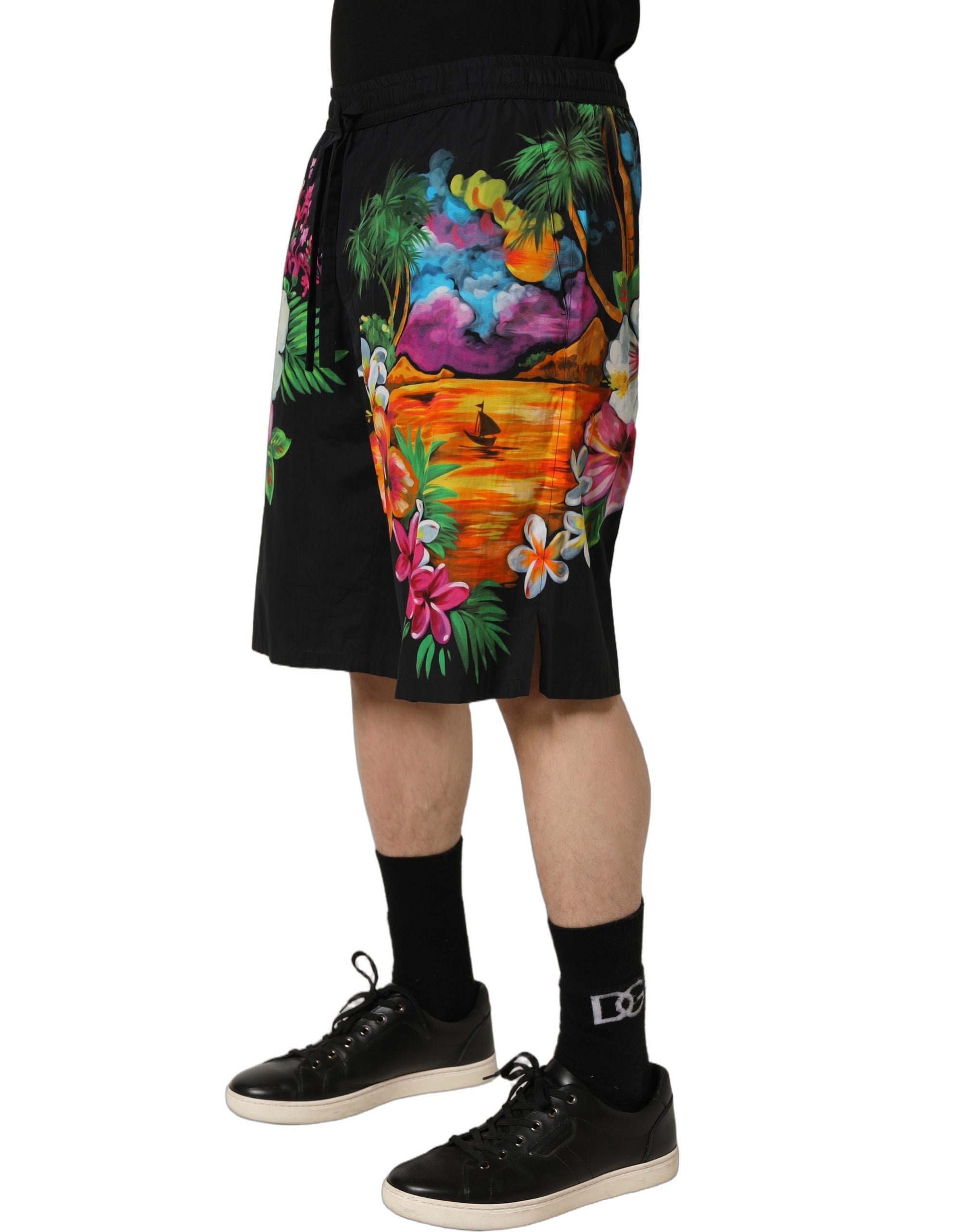 Shorts Bermuda en coton noir Dolce & Gabbana avec motif floral tropical, mode décontractée élégante pour homme.