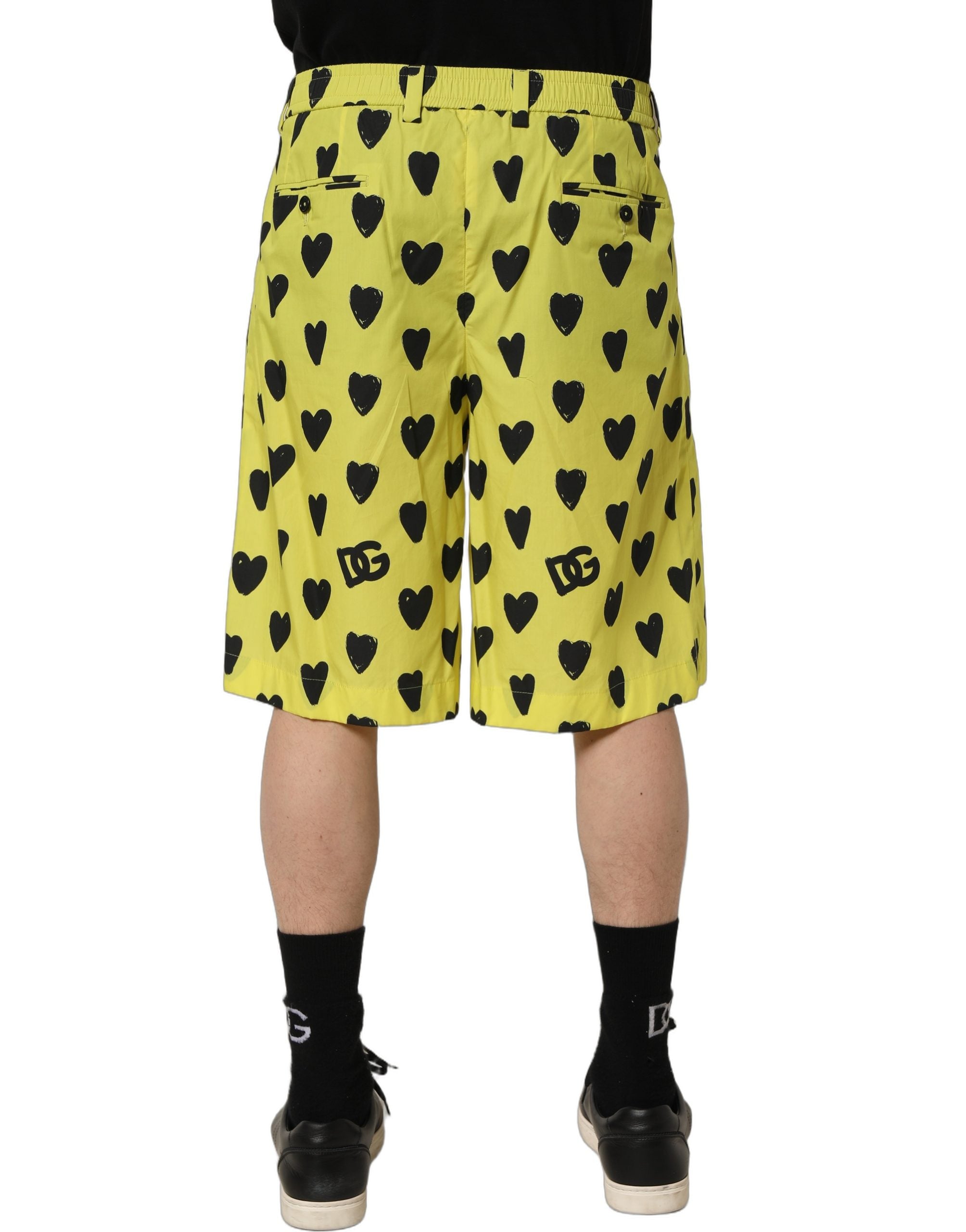 Shorts bermuda pour homme Dolce & Gabbana en coton jaune avec motif de cœur, style décontracté et tendance.