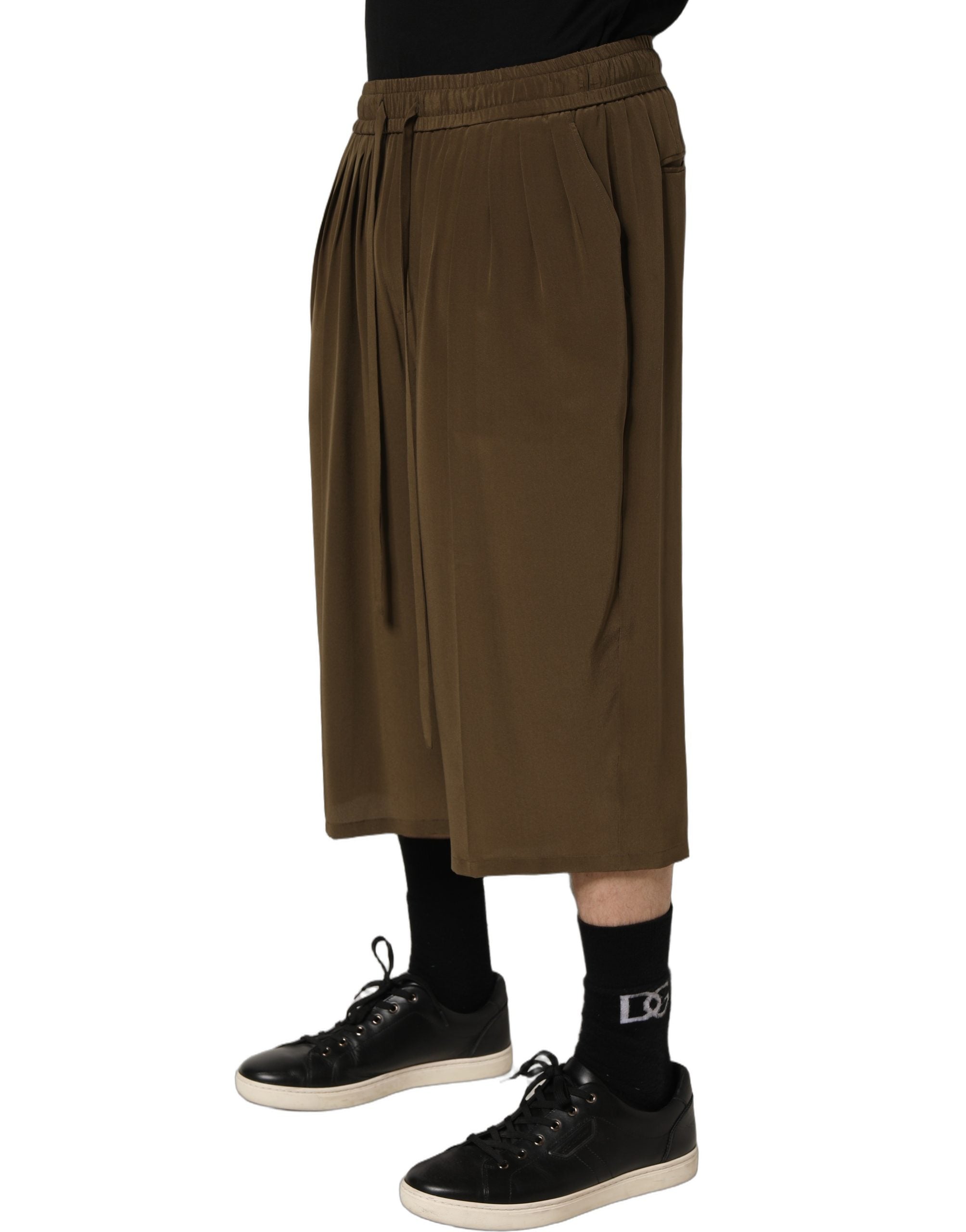 Shorts bermuda en soie marron à taille moyenne de Dolce & Gabbana, plissés et élégants, pour un look sophistiqué.