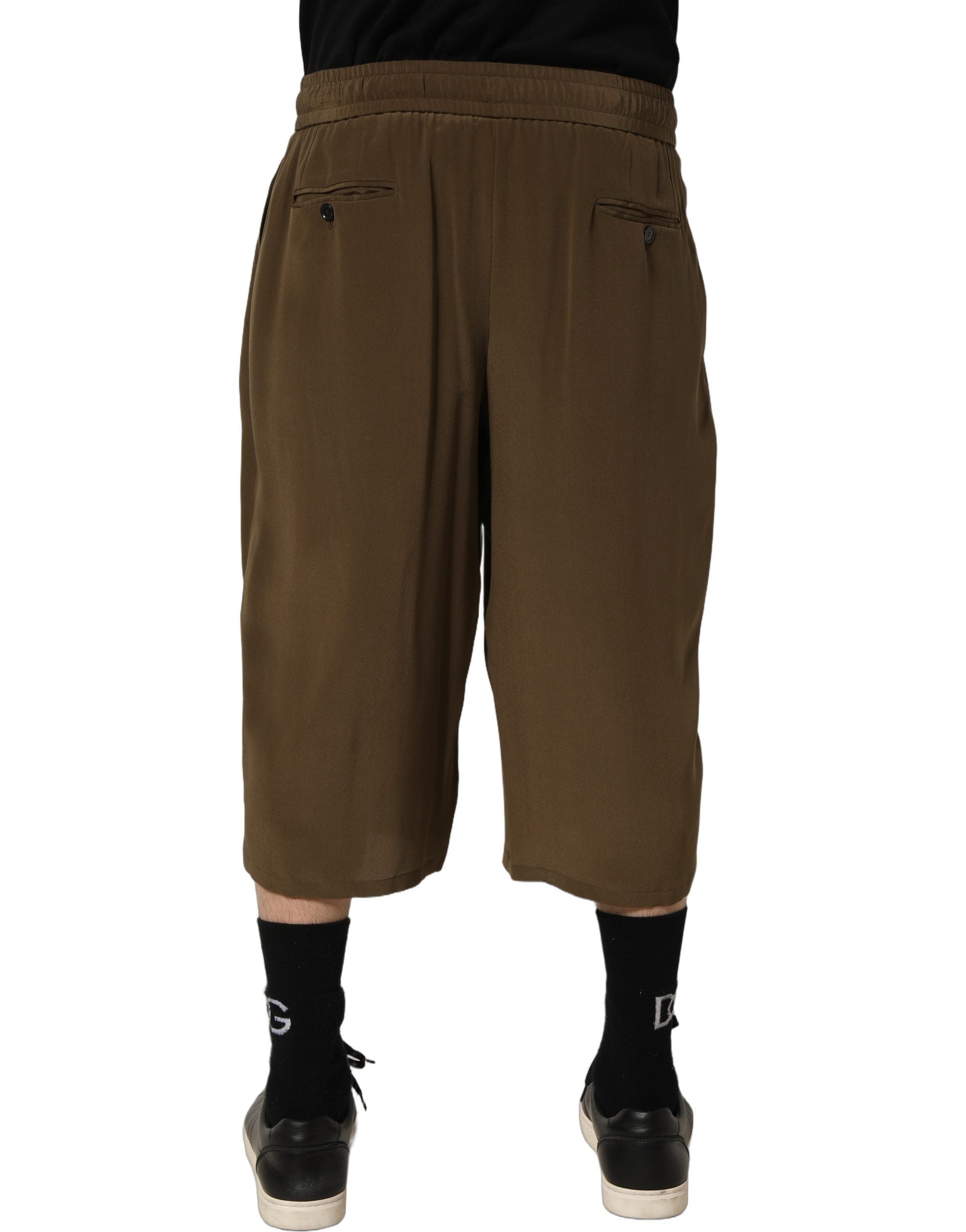Shorts bermuda en soie marron à taille mi-haute et plis, de la marque Dolce & Gabbana, vue de face.