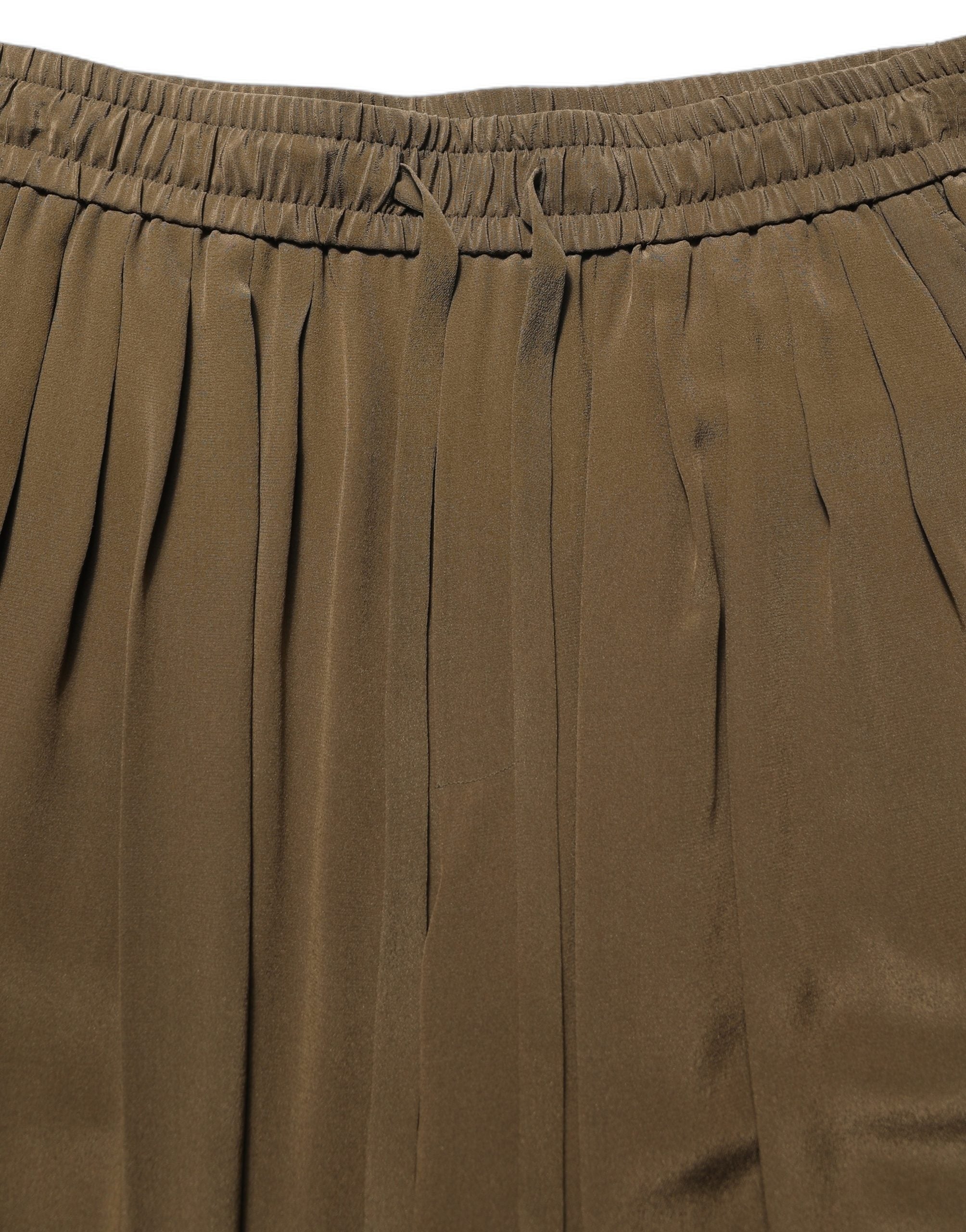 Shorts bermuda en soie marron à taille mi-haute et plis, de la marque Dolce & Gabbana, vue de face.