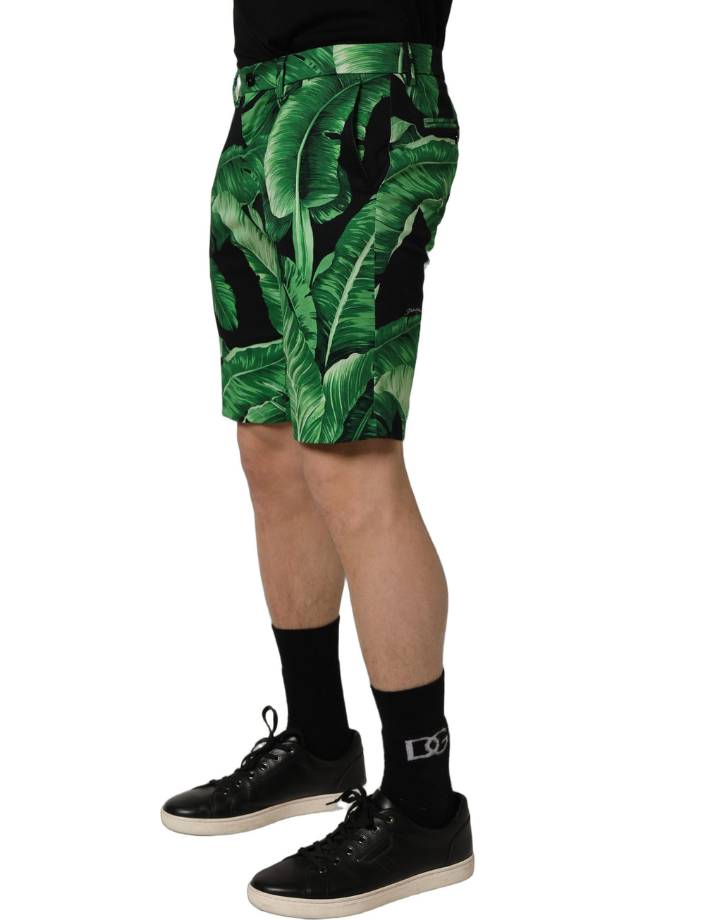 Shorts bermuda pour homme Dolce & Gabbana en tissu à motif bananier noir et vert, avec design moderne et détails élégants.