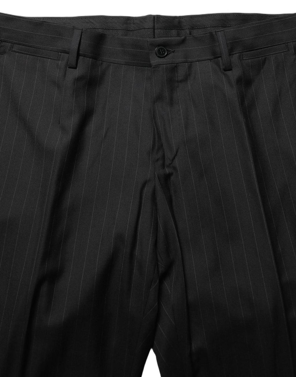 Costume trois pièces Dolce & Gabbana à rayures noires, coupe ajustée formelle avec veste, gilet et pantalons élégants.
