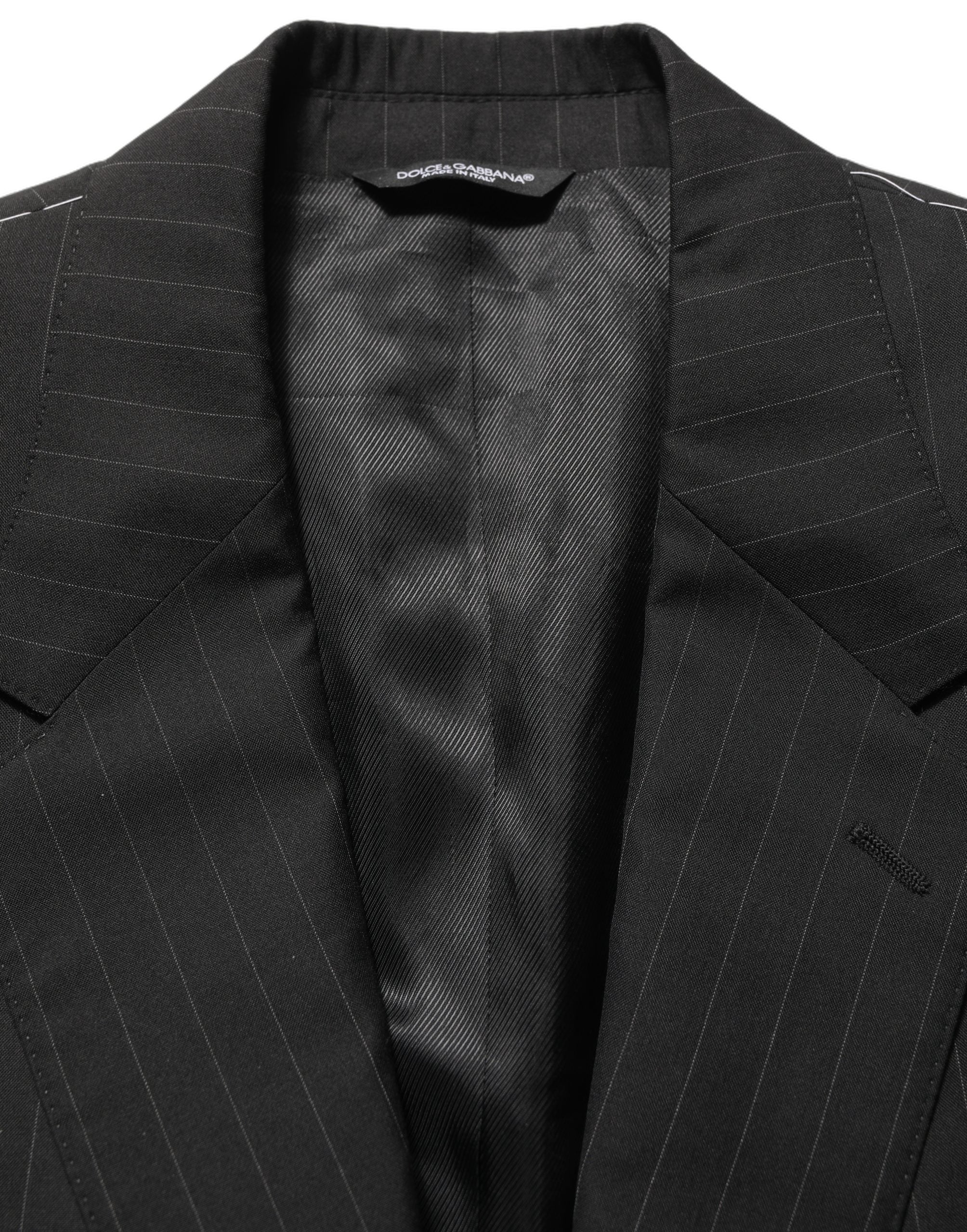 Costume noir Dolce & Gabbana à rayures, costume trois pièces slim fit pour occasions formelles, détails élégants visibles.