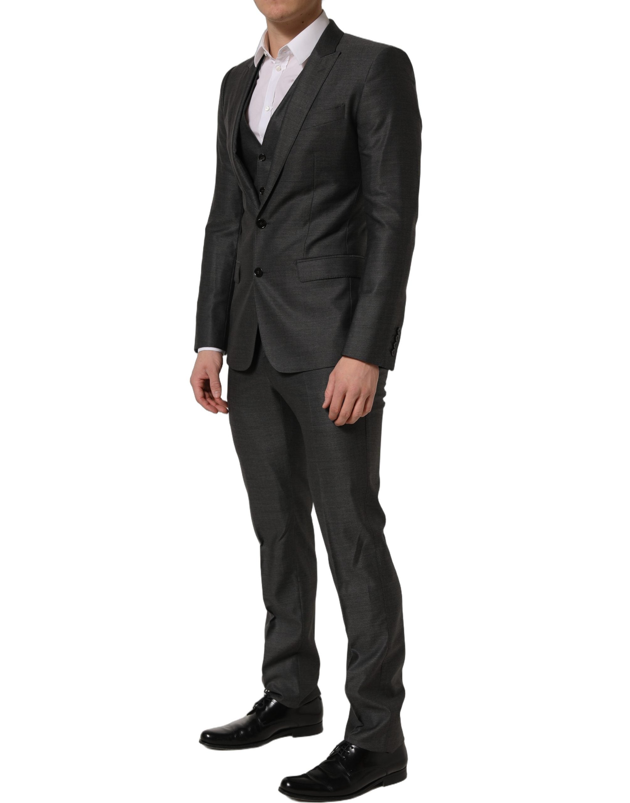 Costume trois pièces gris Dolce & Gabbana Martini, coupe slim fit, pour occasion formelle, visible détails du tissu et de la veste.