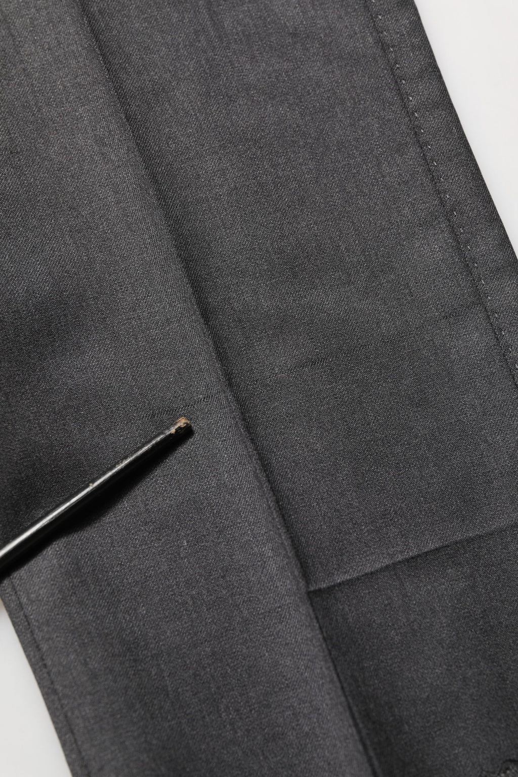 Costume homme gris en laine Dolce & Gabbana, costume deux pièces ajusté pour occasions formelles, vue de face.
