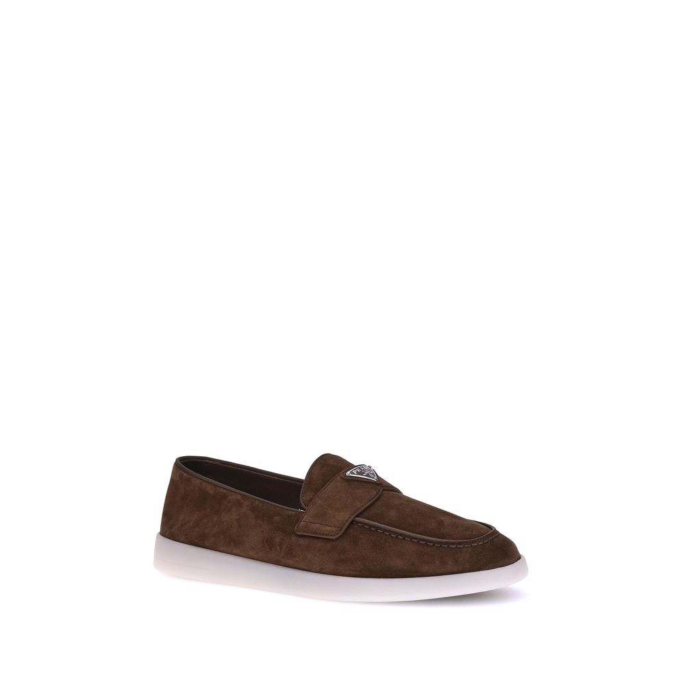 Mocassins Prada en cuir de veau marron Bos Taurus, style slip-on, visibles avec semelle en caoutchouc et finition élégante.