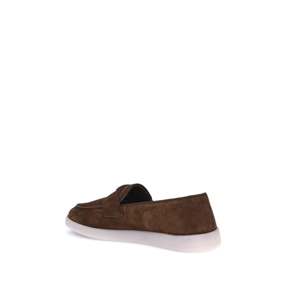 Chaussures Prada en cuir de veau marron Bos Taurus, mocassins slip-on élégants pour homme, vue de face.