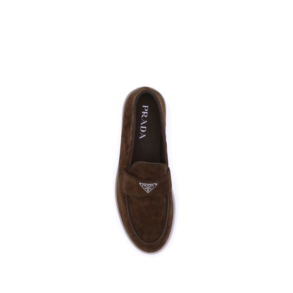 Mocassins Prada en cuir de veau marron Bos Taurus, style slip-on, avec finition élégante et semelle en cuir.