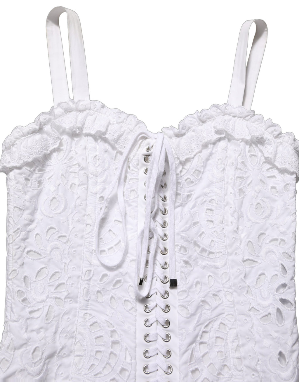 Robe courte en coton broderie anglaise blanche Dolce & Gabbana, style élégant et léger, portée sur un mannequin.