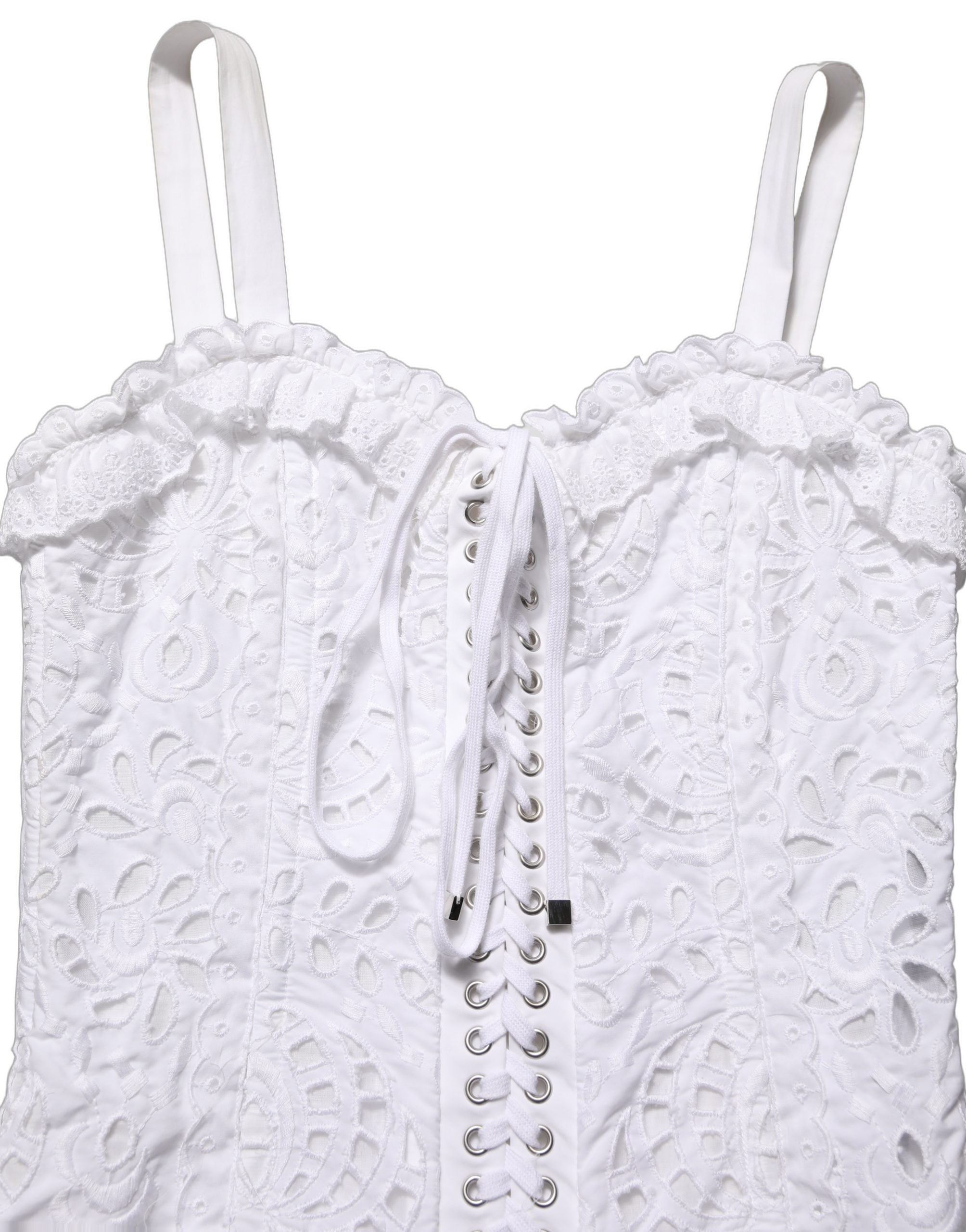 Robe courte en coton broderie anglaise blanche Dolce & Gabbana, style élégant et léger, portée sur un mannequin.
