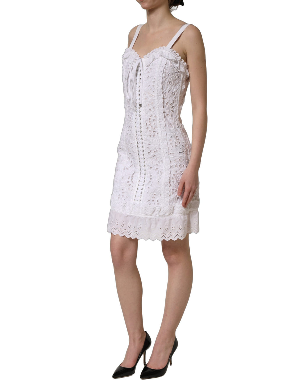 Robe courte blanche en coton broderie anglaise de Dolce & Gabbana, style élégant et féminin, parfaite pour l'été.