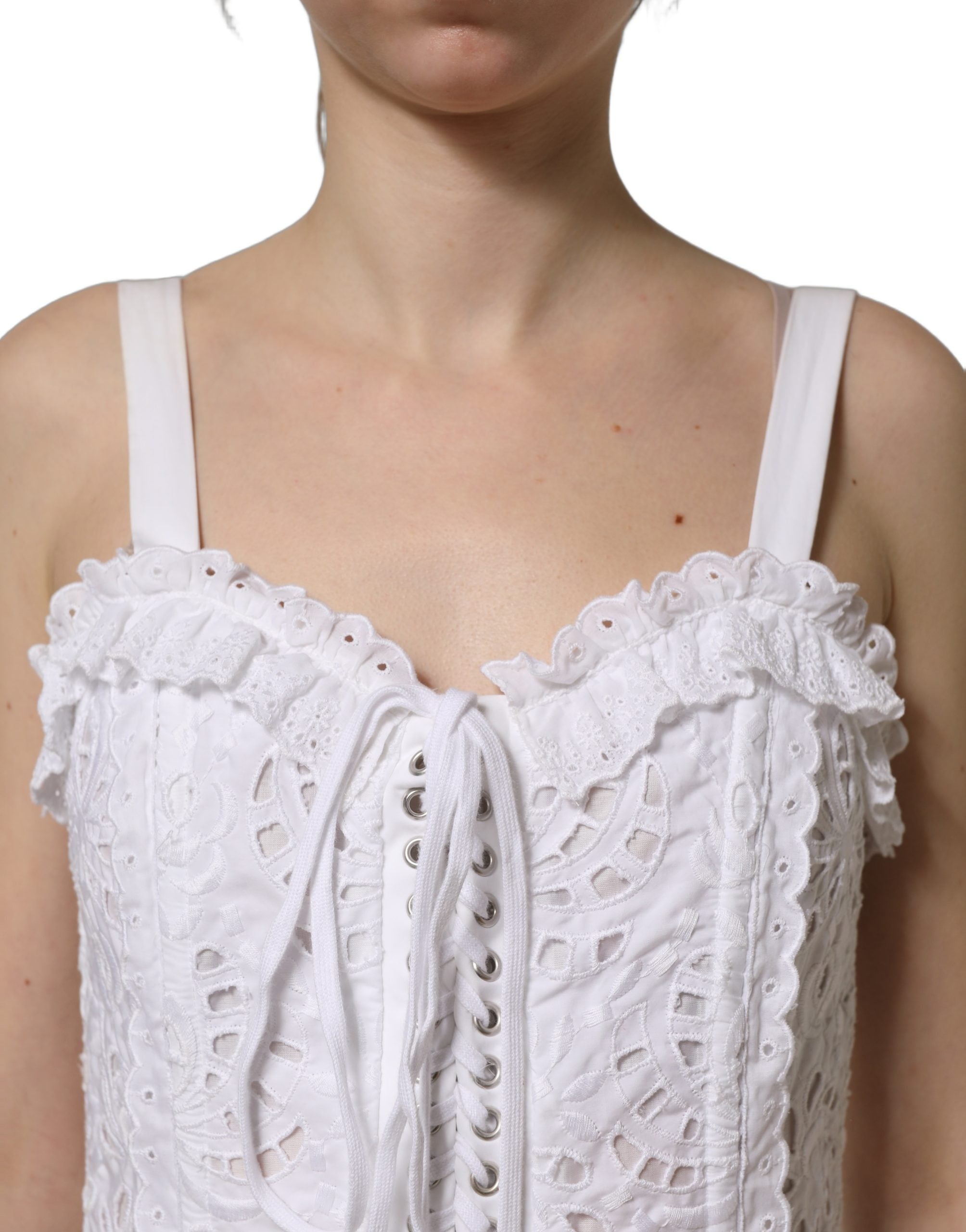 Robe courte en coton broderie anglaise blanche de Dolce & Gabbana, élégante et légère, portée sur un mannequin.
